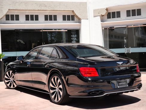 Used 2022 Bentley Flying Spur Plug-In Hybrid AWD/4WD image 3