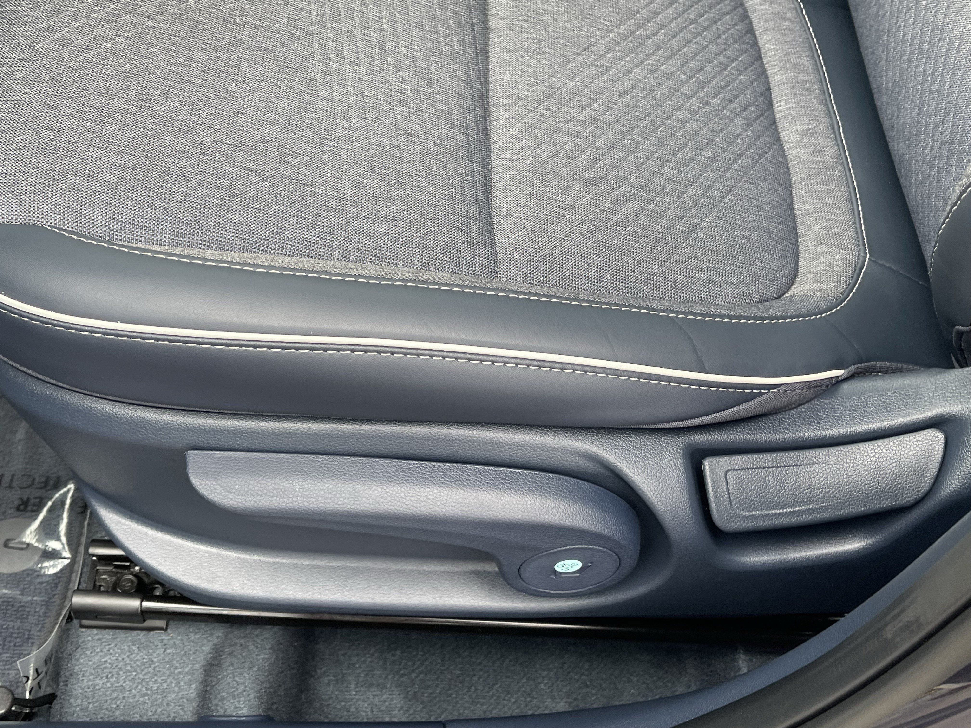 Certified 2025 Hyundai Venue Limited FWD image 18