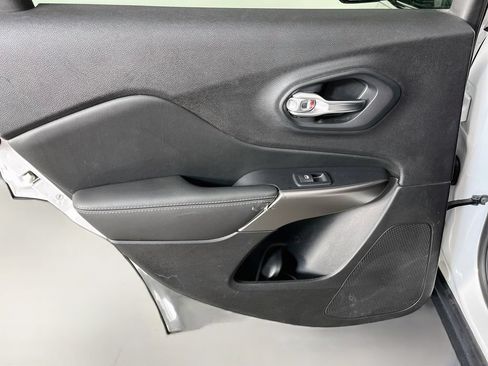 Used 2020 Jeep Cherokee Limited FWD image 28