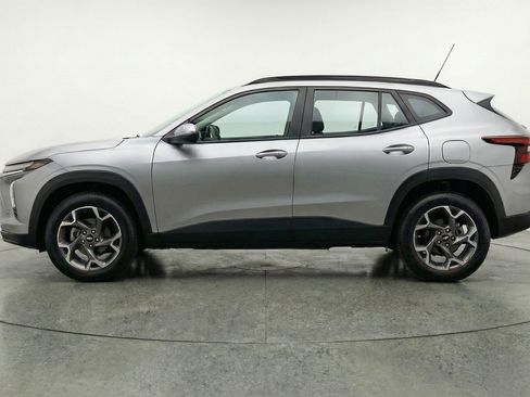 Used 2025 Chevrolet Trax LT w/ LT Convenience Package image 5