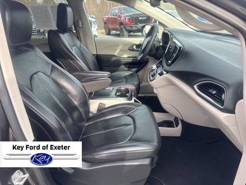 Used 2023 Chrysler Pacifica Touring-L FWD image 37