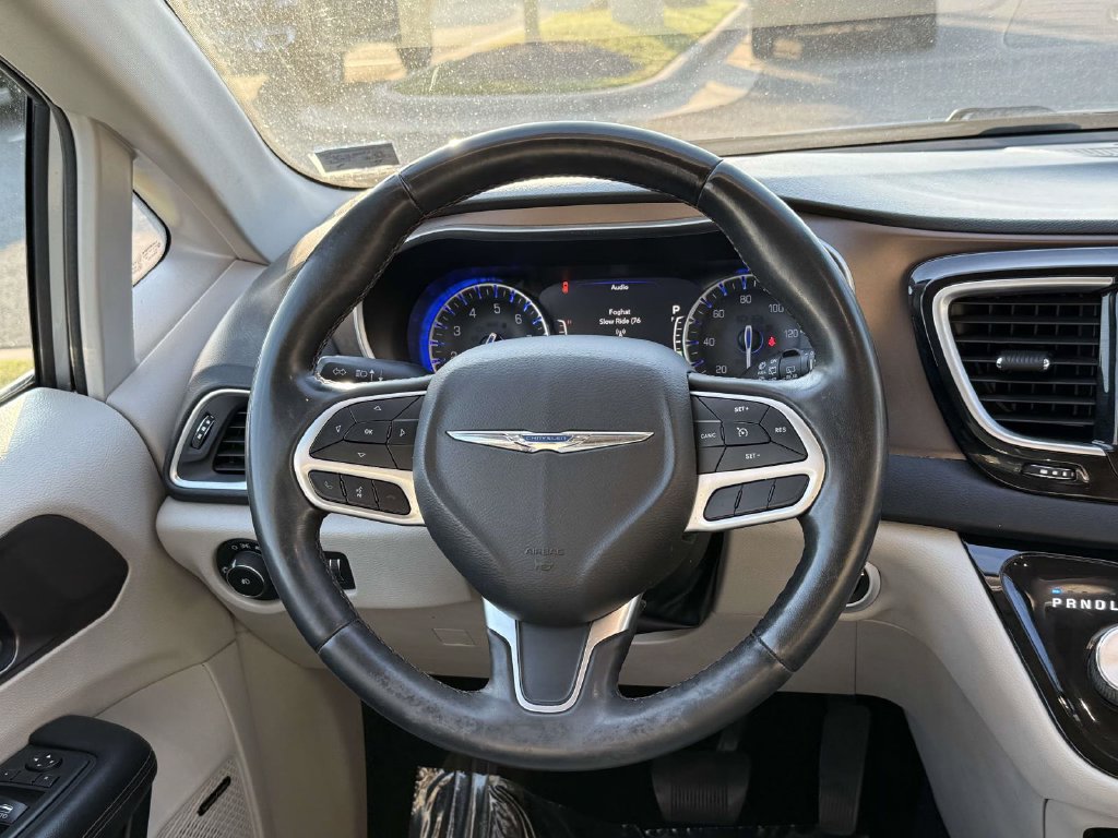 Used 2018 Chrysler Pacifica Touring-L Plus w/ Tire & Wheel Group FWD image 19