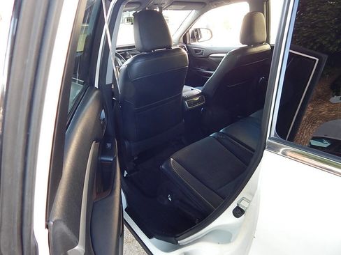 Used 2015 Toyota Highlander Plus FWD image 14