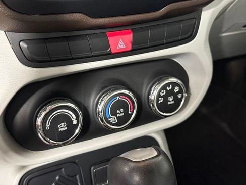 Used 2015 Jeep Renegade Latitude FWD image 24