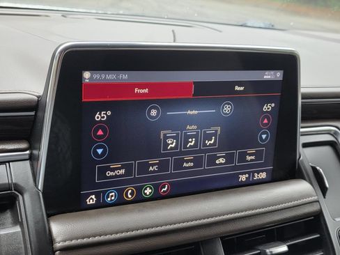 Used 2021 Chevrolet Suburban LT RWD image 16