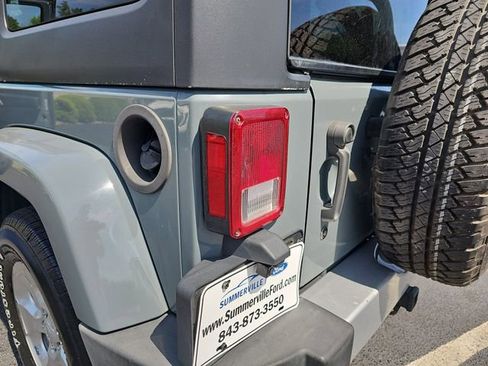 Used 2015 Jeep Wrangler Unlimited Sahara w/ Connectivity Group AWD/4WD image 34