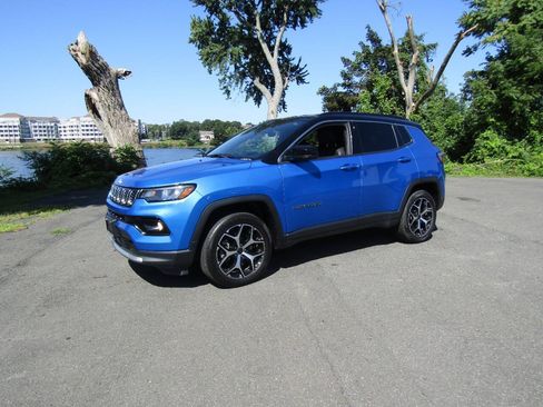 Used 2025 Jeep Compass Limited AWD/4WD image 2