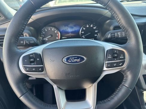 Used 2023 Ford Explorer XLT image 9