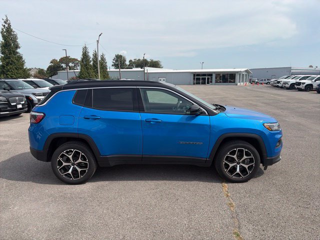 Used 2025 Jeep Compass Limited AWD/4WD image 7