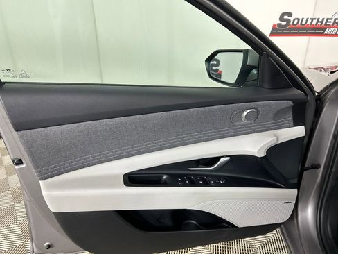 Used 2023 Hyundai Elantra Limited FWD image 11