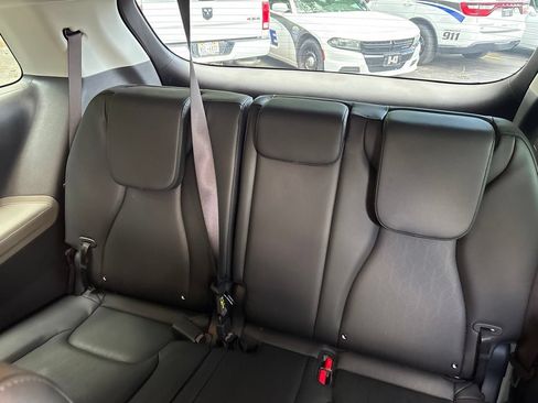 Used 2025 Kia Carnival FWD image 13
