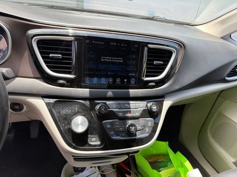 Used 2017 Chrysler Pacifica Touring-L w/ Tire & Wheel Group FWD image 5