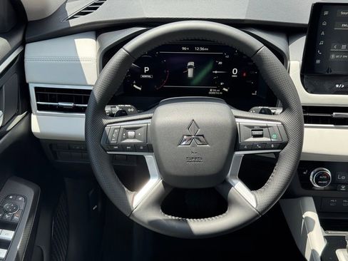 New 2025 Mitsubishi Outlander SE image 19