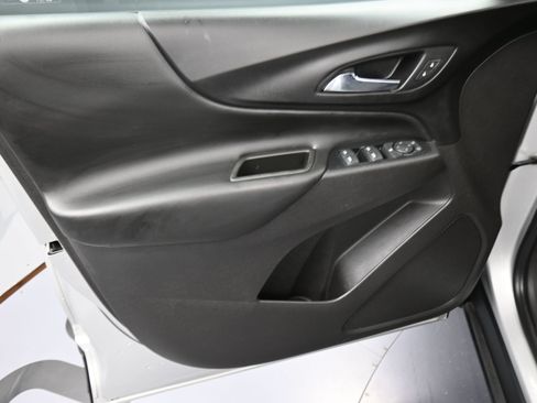 Used 2018 Chevrolet Equinox LT FWD image 12