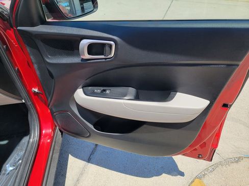 Used 2025 Hyundai Venue SEL FWD image 12