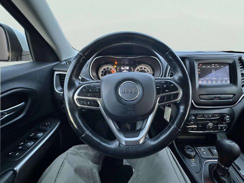 Used 2019 Jeep Cherokee Latitude w/ Cold Weather Group image 16