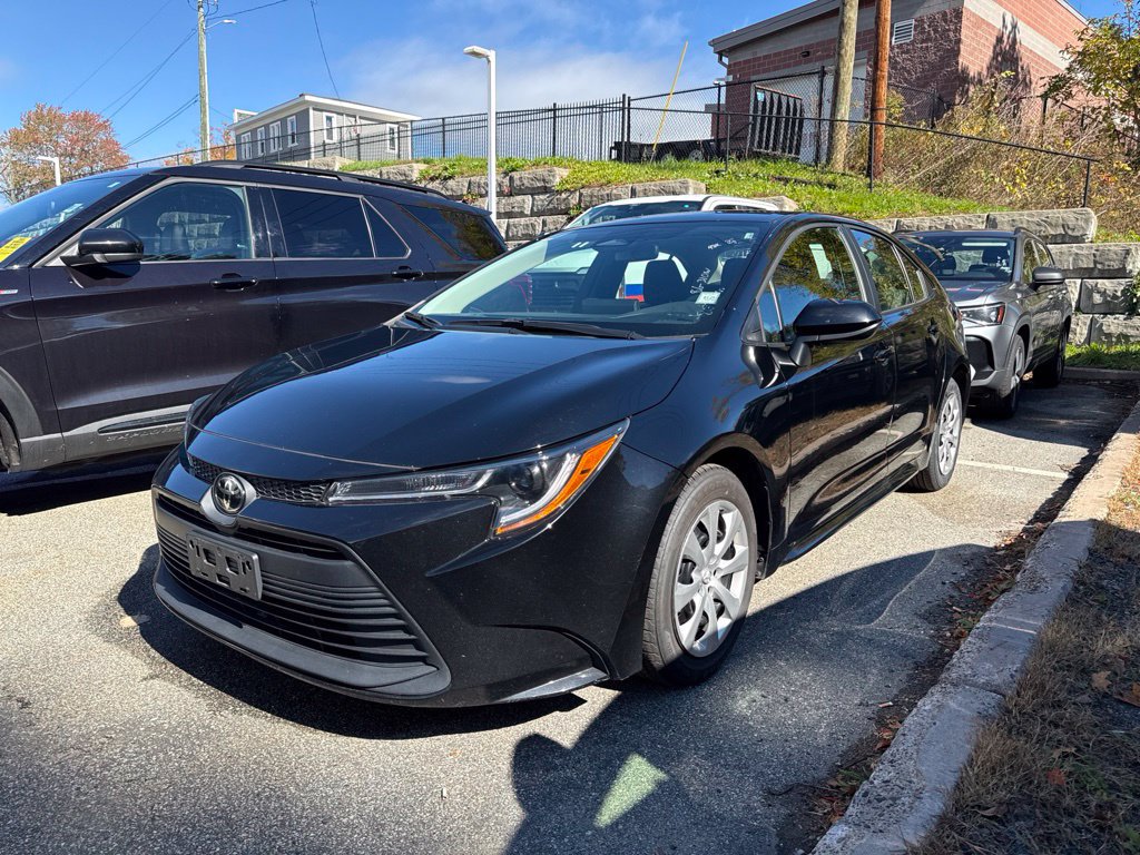 Used 2025 Toyota Corolla LE FWD image 3