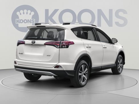 Used 2018 Toyota RAV4 XLE AWD/4WD image 2