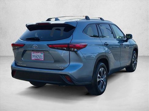 Used 2023 Toyota Highlander XLE FWD image 5