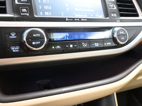 Used 2018 Toyota Highlander Limited image 14