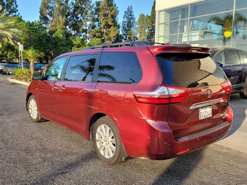 Used 2017 Toyota Sienna FWD image 3