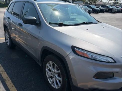 Used 2016 Jeep Cherokee Sport w/ Cold Weather Group FWD image 4