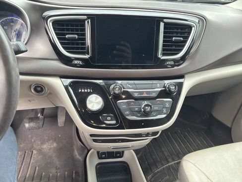 Used 2017 Chrysler Pacifica Touring-L Plus FWD image 9