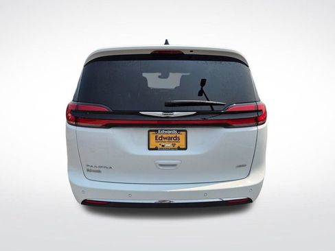 Used 2025 Chrysler Pacifica Select AWD/4WD image 4