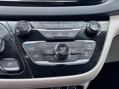 Used 2023 Chrysler Pacifica Touring-L FWD image 15