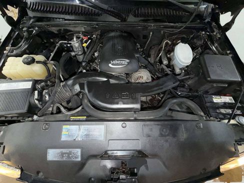 Used 2005 Chevrolet Tahoe Z71 w/ Preferred Equipment Group AWD/4WD image 32