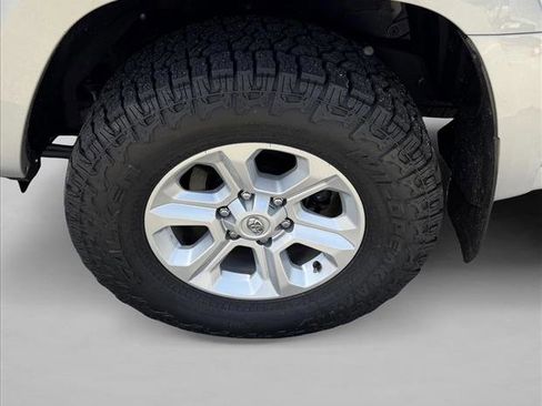 Used 2022 Toyota 4Runner SR5 Premium w/ Moonroof Package RWD image 9