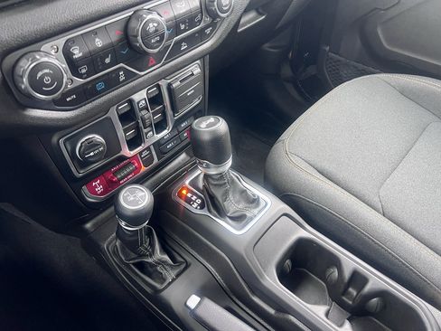 Used 2025 Jeep Wrangler Willys image 27
