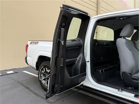 Used 2018 Toyota Tacoma SR RWD image 23