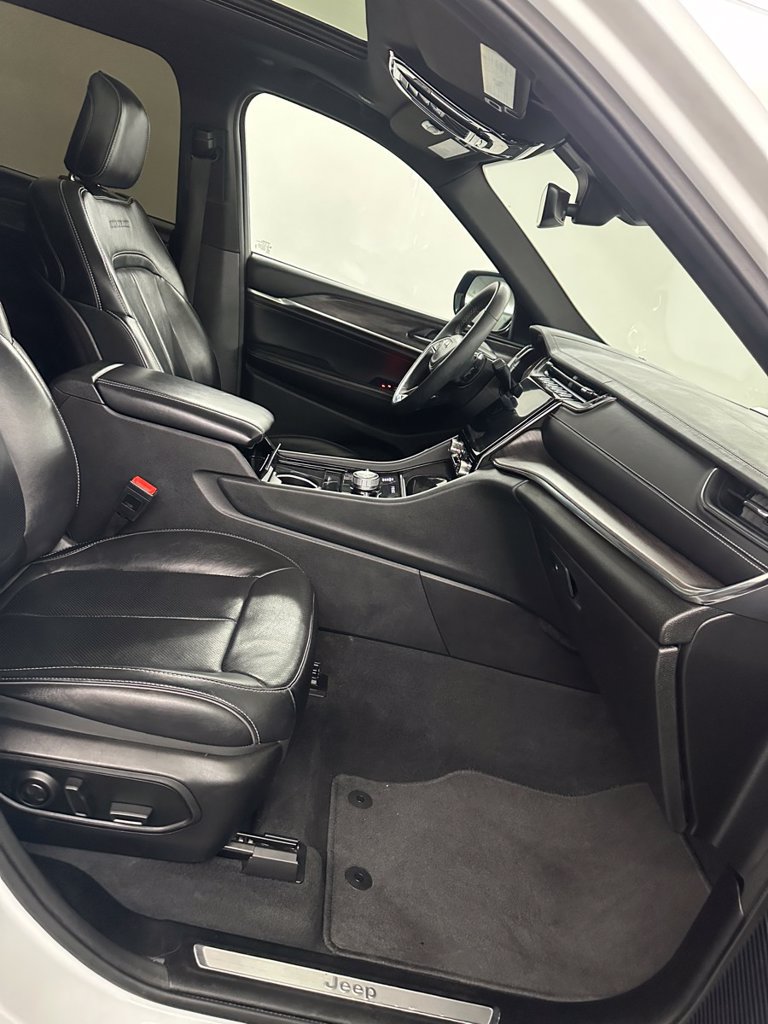 Used 2023 Jeep Grand Cherokee Overland AWD/4WD image 37