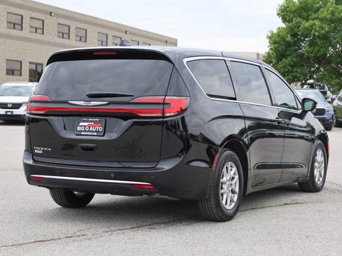 Used 2025 Chrysler Pacifica Select FWD image 9