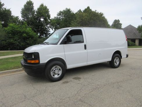 Used 2017 Chevrolet Express 2500 RWD image 2