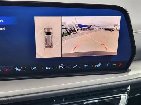 Used 2024 Chevrolet Traverse LT image 13