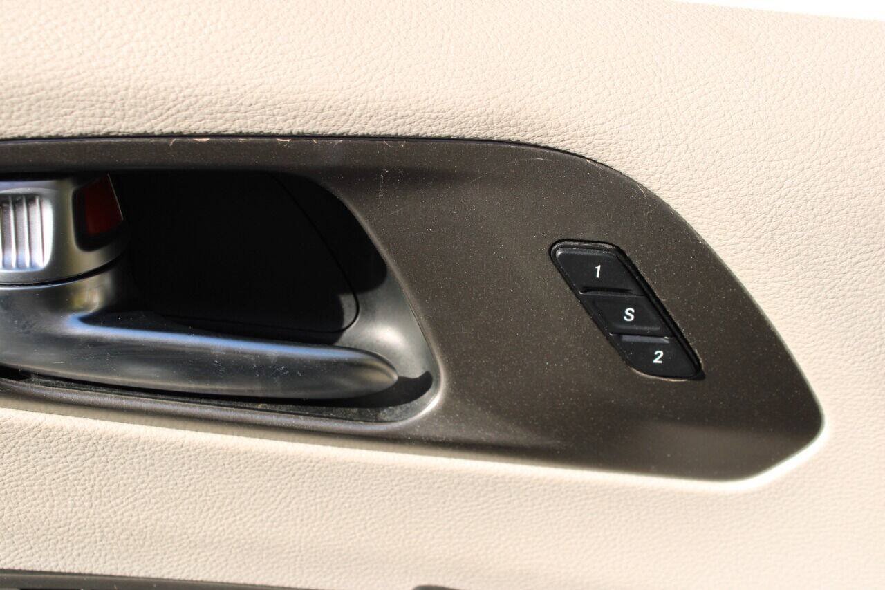 Used 2020 Chrysler Pacifica Touring-L FWD image 33