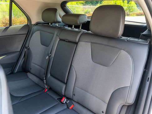 Used 2023 Kia Niro EX image 19