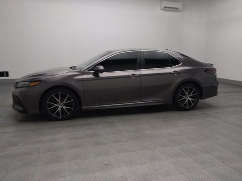 Used 2022 Toyota Camry SE image 2
