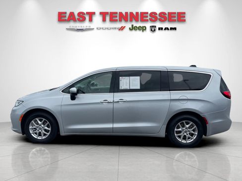 Used 2023 Chrysler Pacifica Touring-L FWD image 6
