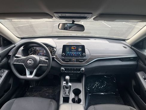 Used 2025 Nissan Altima 2.5 SV FWD image 34