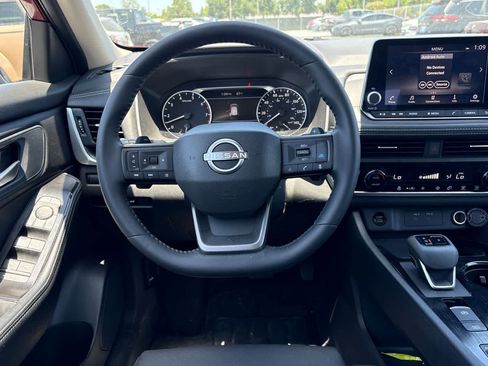 Used 2025 Nissan Rogue SV w/ SV Premium Package FWD image 16