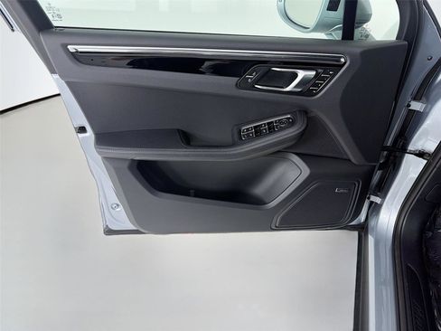 Certified 2025 Porsche Macan image 6