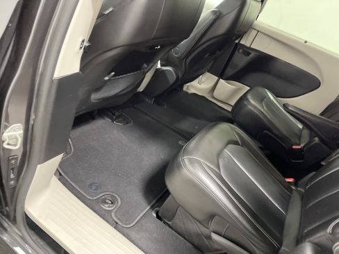 Used 2023 Chrysler Pacifica Touring-L image 15