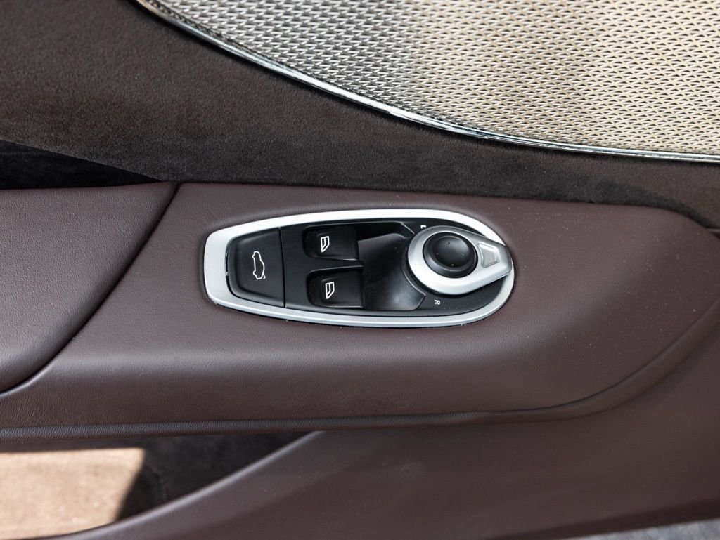 Used 2025 Aston Martin V8 Vantage Coupe RWD image 22