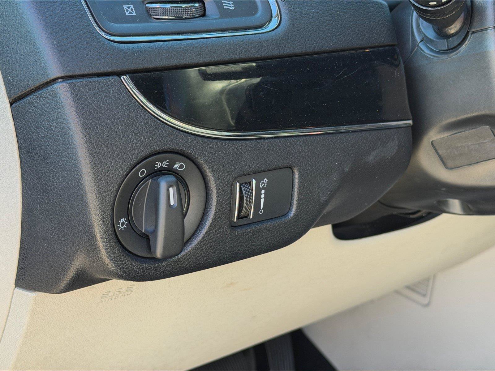 Used 2016 Dodge Grand Caravan SE FWD image 17