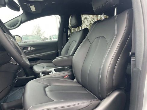 New 2026 Chrysler Pacifica Select FWD image 12