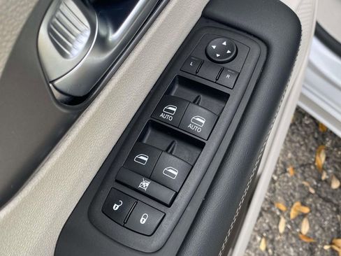 Used 2023 Chrysler Pacifica Touring-L image 16