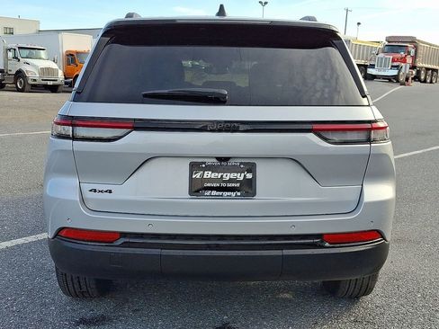 Used 2024 Jeep Grand Cherokee Altitude image 6